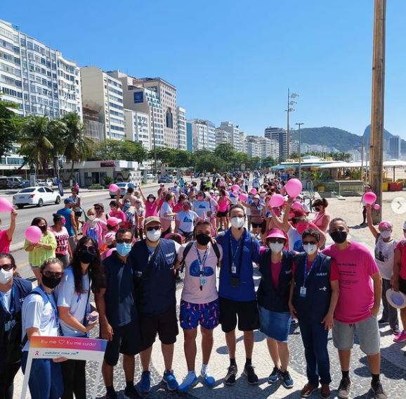 Outubro Rosa da CAP 2.1 na praia de Copacabana