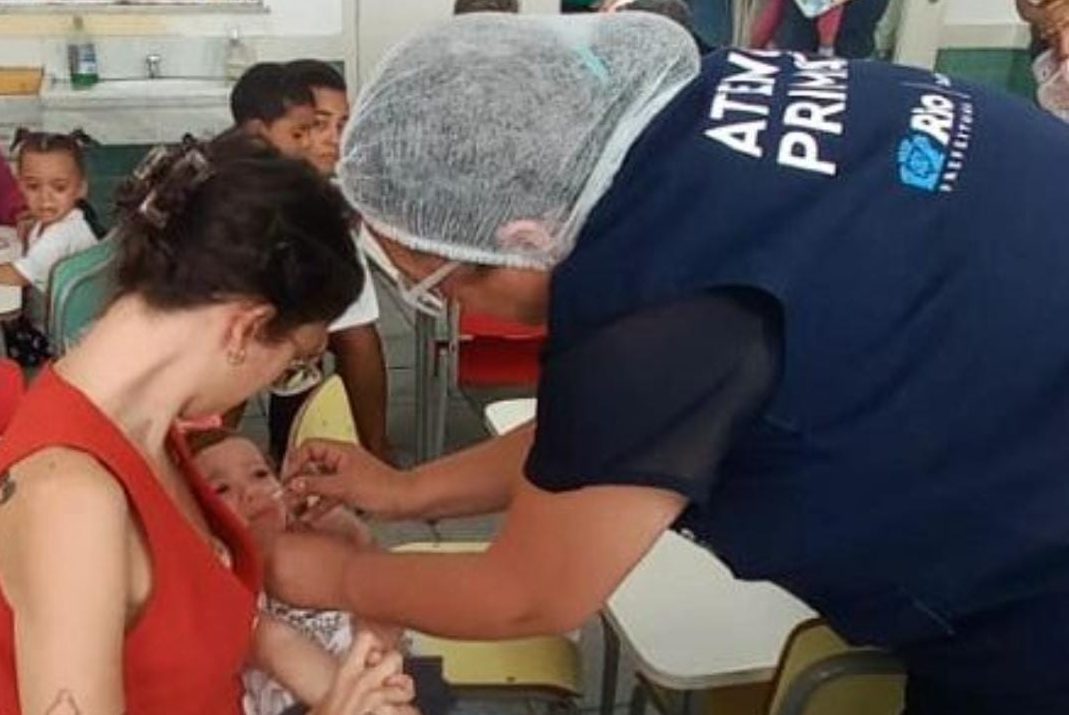 Vacinação e atualização da caderneta de vacina, na Creche Municipal Aracy Guimarães Rosa