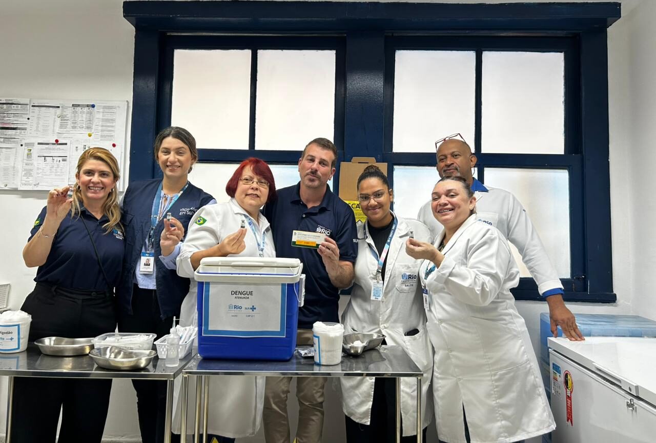 Início da campanha de vacinação contra a dengue para profissionais de saúde no CMS Manoel José Ferreira