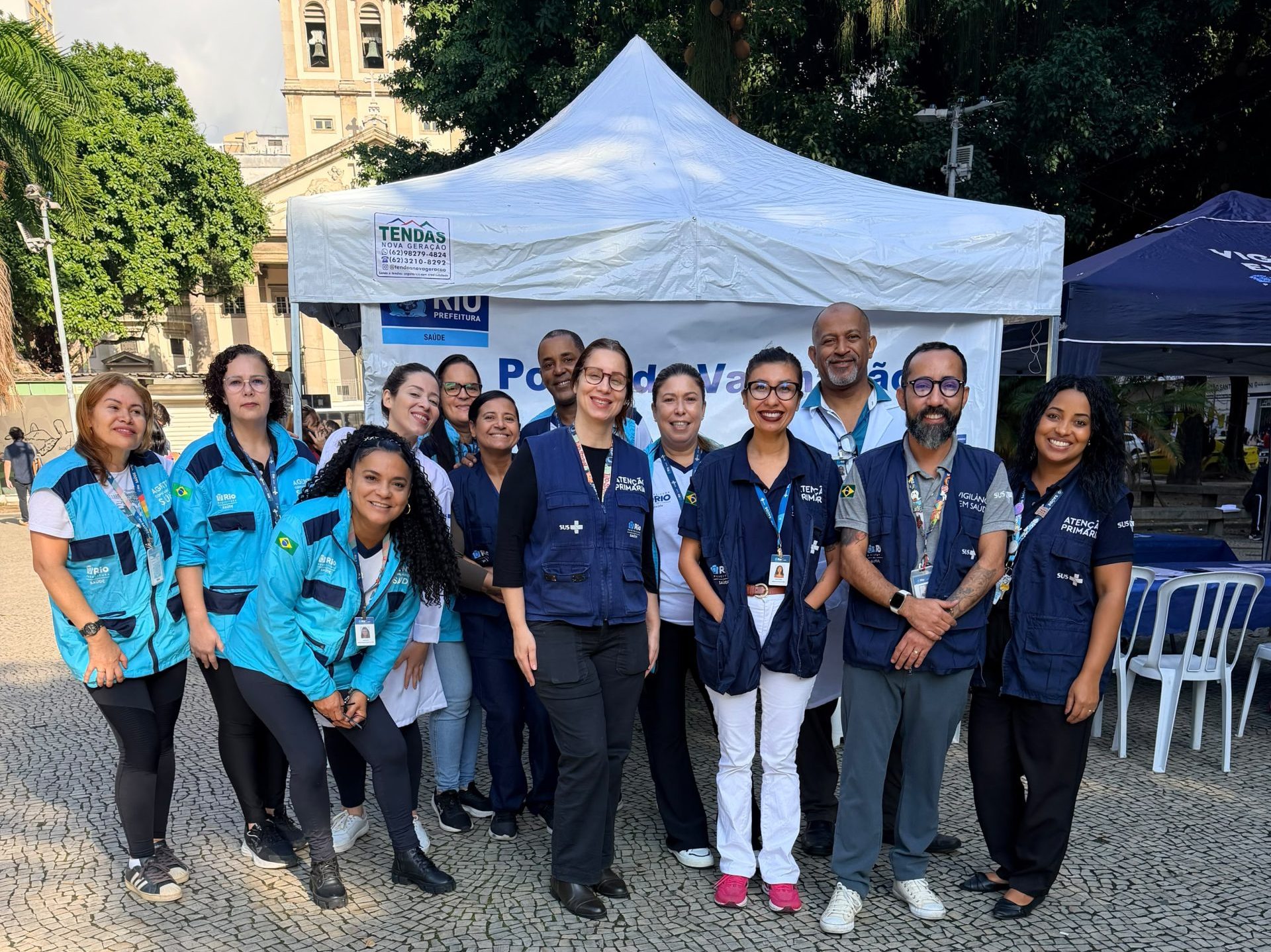 CMS Manoel José Ferreira realiza ação de vacinação extramuros no Largo do Machado em parceria com a Van 1746 e o PROCON